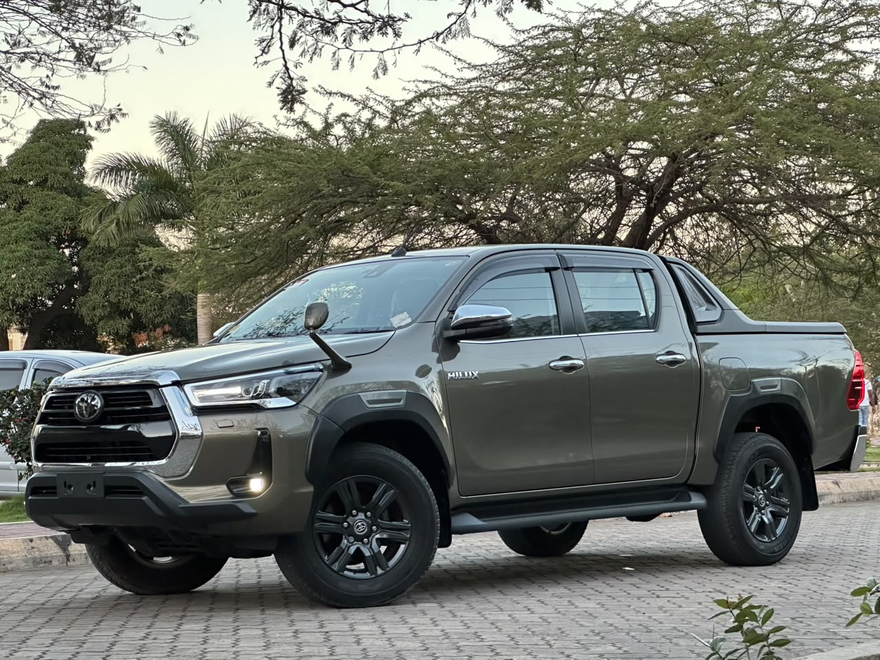 TOYOTA HILUX DOUBLE CABIN thumbnail 2